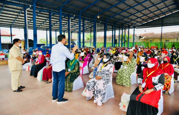 Foto: Presiden Jokowi didampingi Menhan Prabowo saat menyapa warga Sumenep