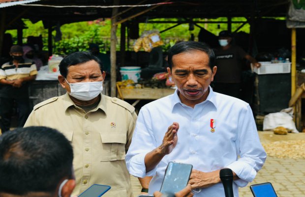 Foto: Presiden Jokowi didampingi Menhan Prabowo saat dikonfirmasi awak media di Sumenep