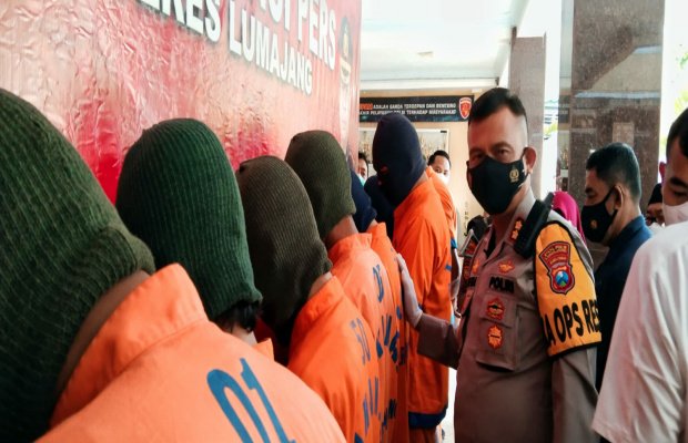 Foto : Kapolres Lumajang AKBP Dewa Putu Eka D, memimpin press release di lobby Polres Lumajang