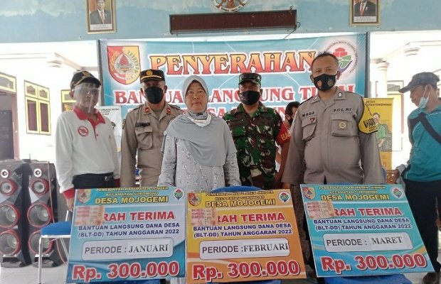 Foto: Salah satu warga penerima manfaat BLT-DD  di dampingi jajaran muspika kecamatan sukowono.