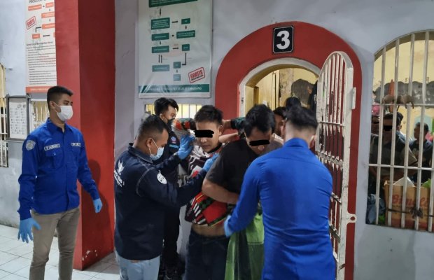 Foto : Suasana penggeledahan disalah satu ruang hunian