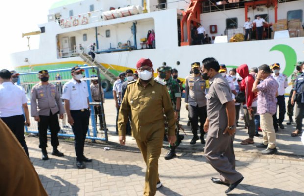 Foto: Bupati Sumenep Ach. Fauzi saat meninjau pemberangkatan kapal mudik gratis ke pulau Kangean