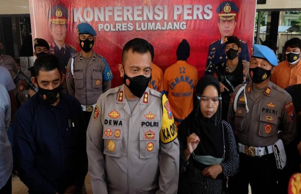 Foto: Kapolres Lumajang saat diwawancara awak media
