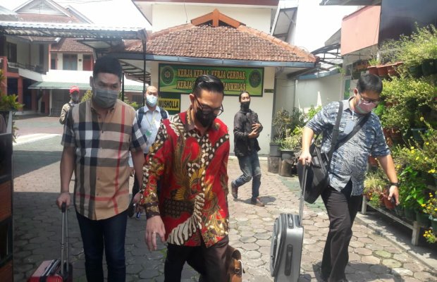 Foto: Tim kuasa hukum usai mendampingi kliennya sidang ke-8 di PN Malang.