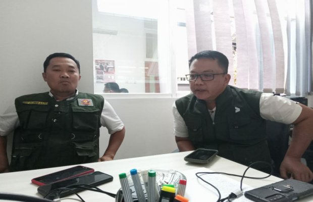 Foto: Sekretaris Satpol PP Pemkot Batu, Arief Rachman Ardyasana bersama Sekretaris Dinsos Pemkot Batu, Adiek Imam Santoso, SE, MM, saat diwawancarai awak media usai razia.