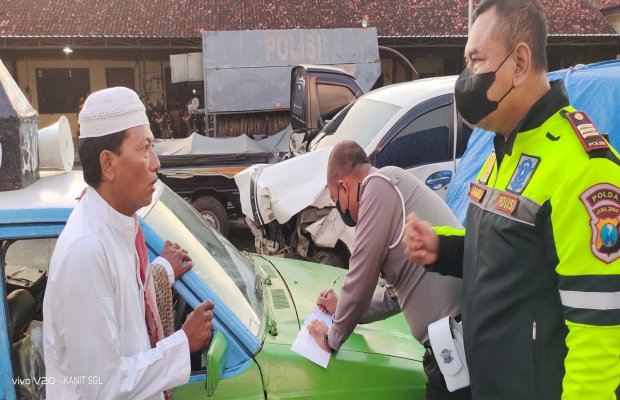 Foto: Vokalis akhirat saat menandatangani surat pernyataan di Mapolres Sumeneo