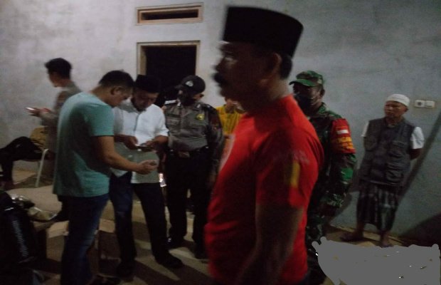 Foto: Waraga dan perangkat desa saat melakukan penggerebekan pasangan bukan muhrim