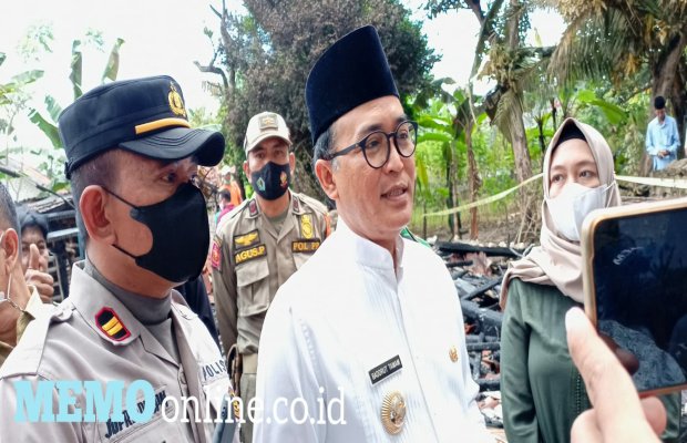 Foto: Bupati Pamekasan Saat Melihat Langsung Kondisi Rumah Sumyani Yang Ludes Terbakar