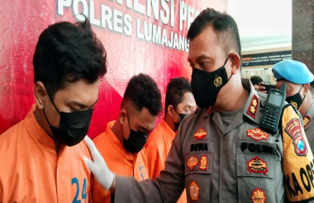 Foto : Kapolres menginterogasi tersangka. 'RK' yang dipegang pundaknya merupakan yang menendang korban