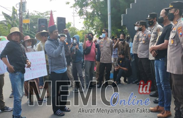 Foto : LSM Jaka Jatim dan LSM MDW melakukan aksi demonstrasi di depan Polres Sampang