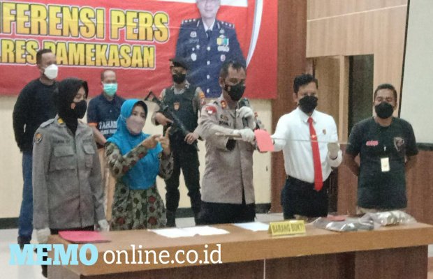 Foto: Kapolres Pamekasan Menunjukkan BB Berupa Pedang Panjang Yang Digunakan Tersangka Untuk Membunuh Korban