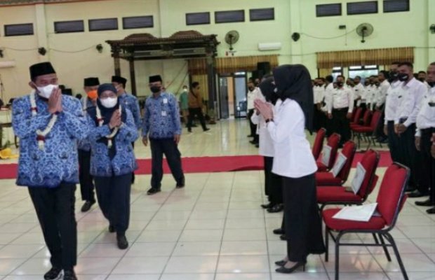 Foto: Bupati Sumenep Ach. Fauzi usai mengukuhkan ratusan guru P3K di Gedung Adi Poday