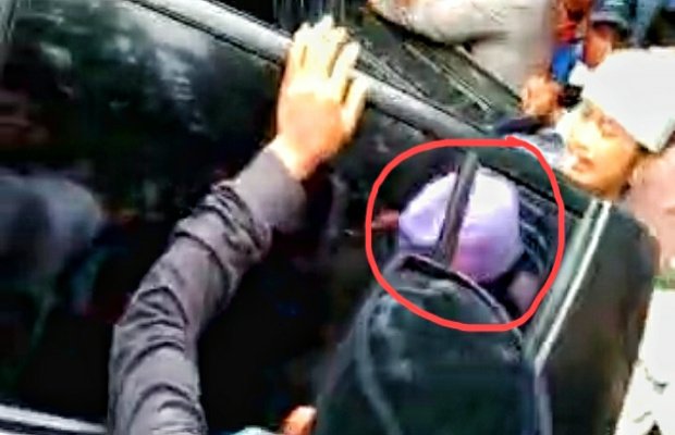 Foto : oknum yang diduga, saat diamankan masuk mobil patroli kepolisian
