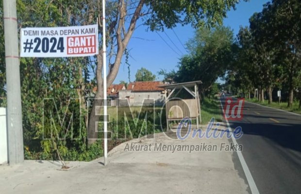 Foto ; Banner yang terpampang di jalan raya Jrengik Sampang