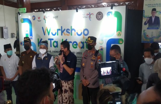 Foto: Menperakraf RI Sandiaga Uno didampingi Bupati Pamekasan Baddrut Tamam