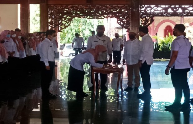 Foto: Tenaga PPPK Tahap II  saat menandatangi kontrak