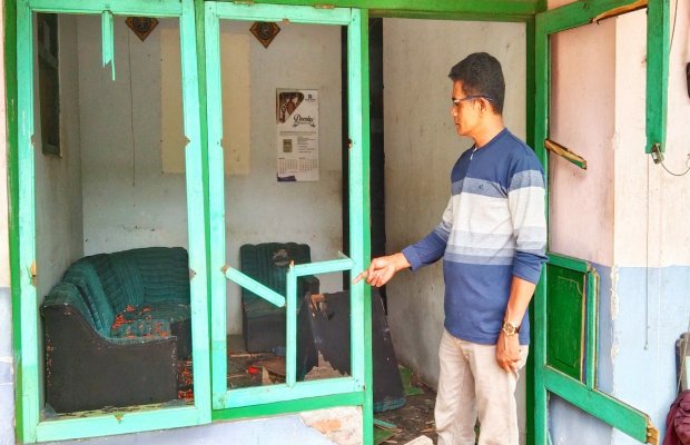 Foto : Kepala Desa Kebonan Kecamatan Klakah, saat berada di lokasi.