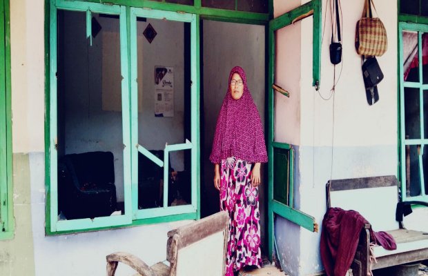 Foto : Suwarni terpaku di pintu masuk rumahnya