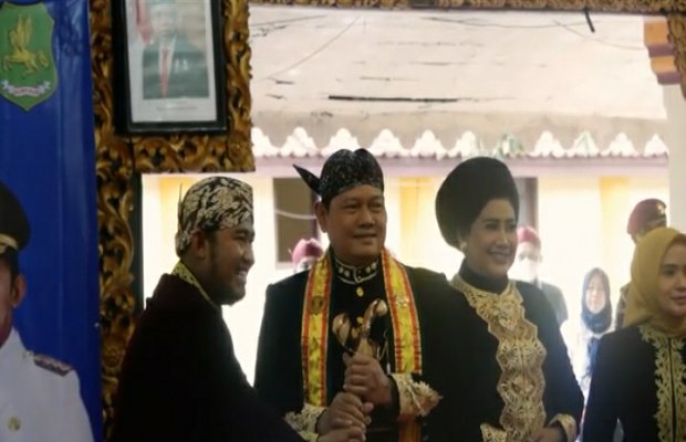 Foto: Bupati Sumenep Ach. Fauzi saat menyerahkan pusaka leluhur Keraton Sumenep