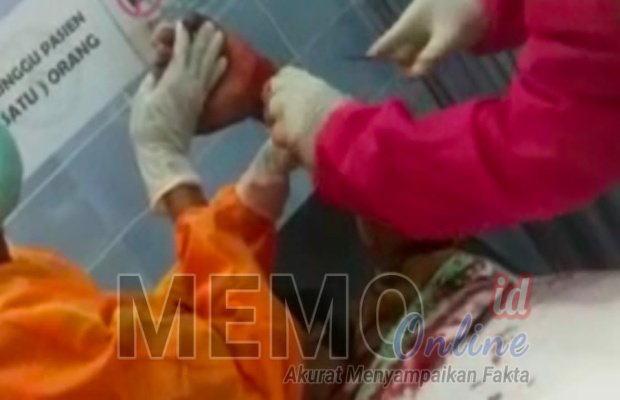 Foto : Korban saat dirawat di Puskesmas Sreseh