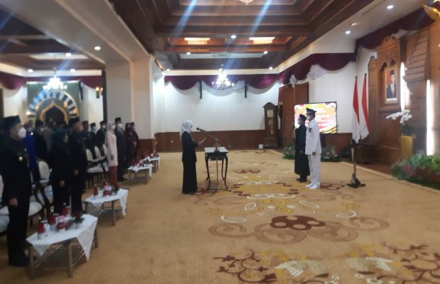 Foto : Gubernur Jawa Timur, Khofifah Indar Parawansa melantik Fattah Jasin sebagai Wakil Bupati Pamekasan, di Gedung Negara Grahadi Surabaya, Senin (30/5/2022) malam.