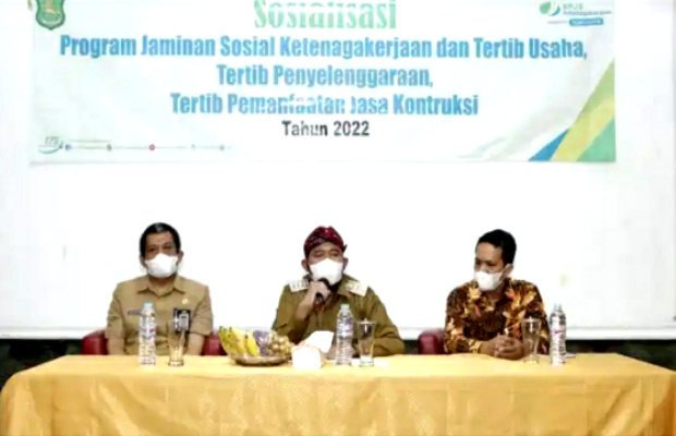 Foto: Bupati Achmad Fauzi saat acara Sosialisasi Program Jaminan Sosial Ketenagakerjaan