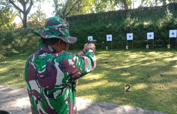 Foto : Suasana saat latian tembak di Lapangan Tembak Pistol Kodim 0826 Pamekasan Jl. Letnan Maksum No.12 Lawangan Daya, Selasa (31/05/2022) pagi.