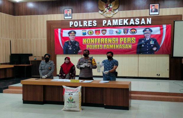 Foto : Barang bukti ditunjukan kepada awak media dalam keterangan pers Polres Pamekasan di Gedung Bhayangkara