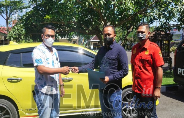 Foto: Polisi (baju hitam) menyerahkan BB Mobil ke pemilik