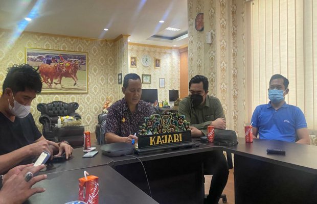 Foto: Trimo, Kajari Sumenep saat jumpa pers dengan wartawan di ruang kerjanya