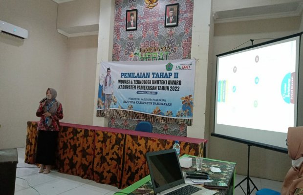 Foto : Perwakilan pegawai Diskominfo Pamekasan saat paparan inovasi teknologi FO-GPON dihadapan panitia lomba Inovasi dan Teknologi Award Kabupaten Pamekasan Tahun 2022.