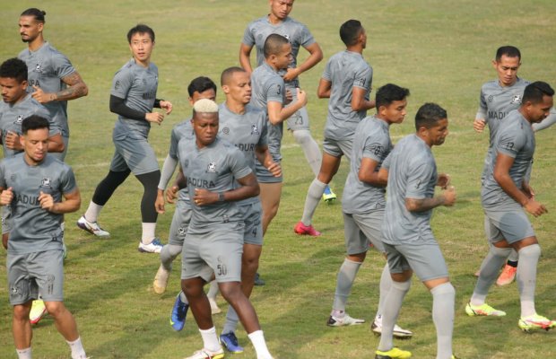 Foto: Pemain Madura United sedang ditempa fisik, taktik dan teknik