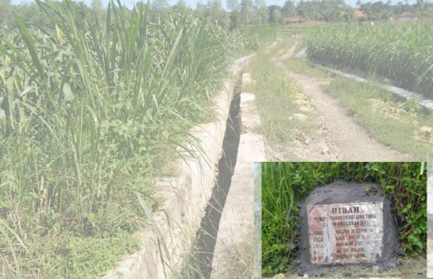 Foto: Pekerjaan saluran drainase yang diduga dikerjakan tidak sesuai bestek bangunan. Dan prasasti pekerjaan terlihat baru dipasang.