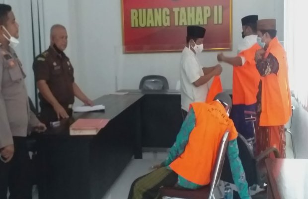 Foto: Empat Tersangka Kasus Penipuan Dokumen Izin PP Annuqayah saat diserah ke Kejari Sumenep