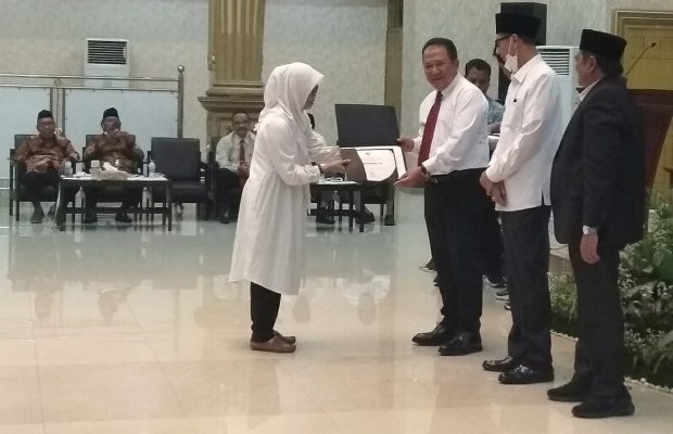 Foto: Bupati Jember, menyerahkan Surat Keputusan (SK) di Pendapa Wahya Wibawa Graha