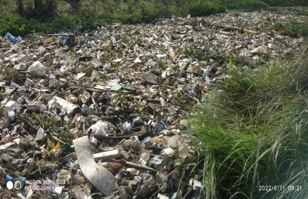 Foto: Tumpukan sampah di Kali Penombo yang dialirkan ke laut 