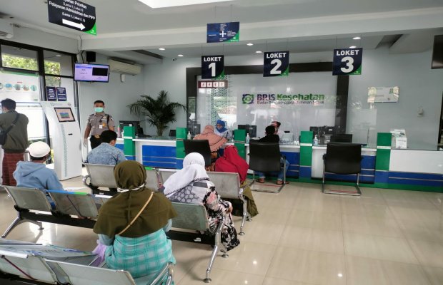 Foto : Peserta BPJS Kesehatan Cabang Pamekasan sedang mengantri di loket.