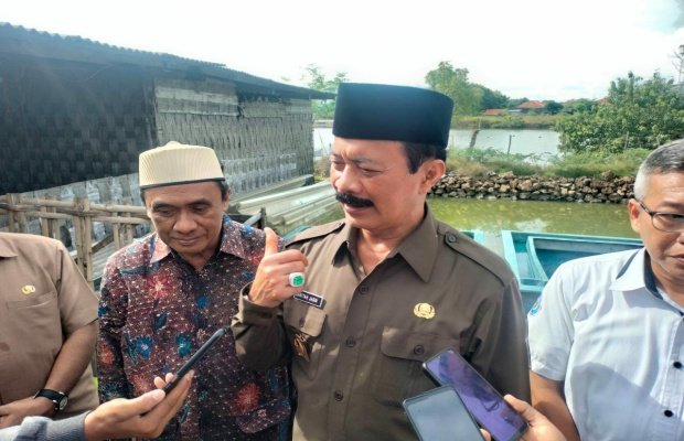 Foto : Wakil Bupati Pamekasan, Fatah Jasin saat diwawancari awak media saat kunjungan kerja di tambak kerapu.