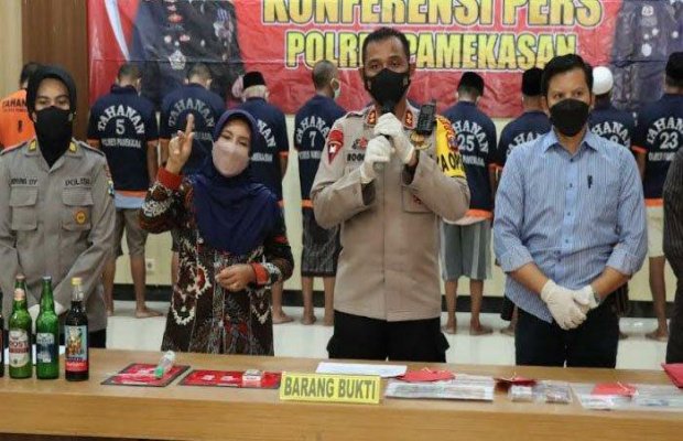 Foto : Kapolres Pamekasan saat menunjukan barang bukti.