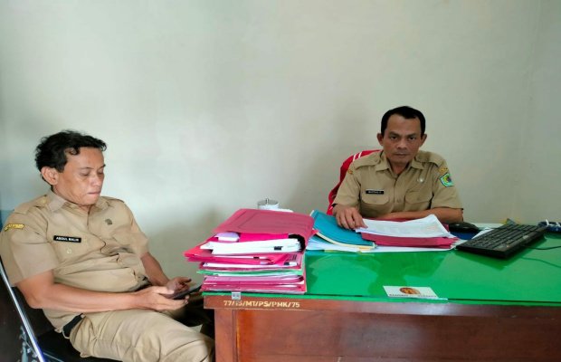 Foto : Kabid Pengadaan Pembinaan dan Informasi Kepegawaian BKPSDM Pamekasan, Mustain (kanan) saat ditemui di ruang kerjanya.