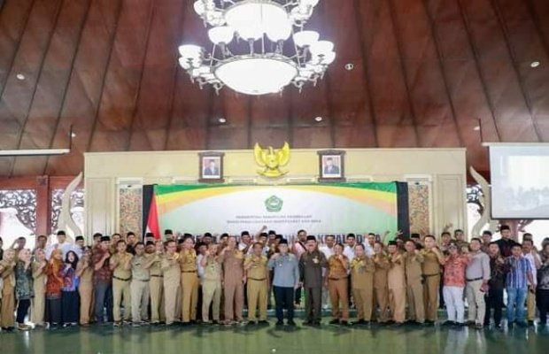 Foto : Bupati Pamekasan Baddrut Tamam beserta para kepala desa.