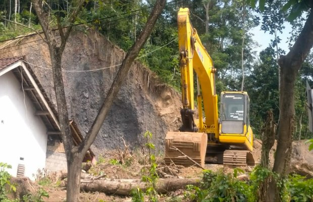 Foto: Penambang Liar di Desa Lembengan, Kec. Ledokombo, Jember.