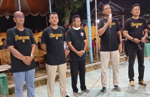 Foto : Kapolres Pamekasan saat memberi sambutan dalam pembukaan exhibition match anniversary PBV Ayunda.