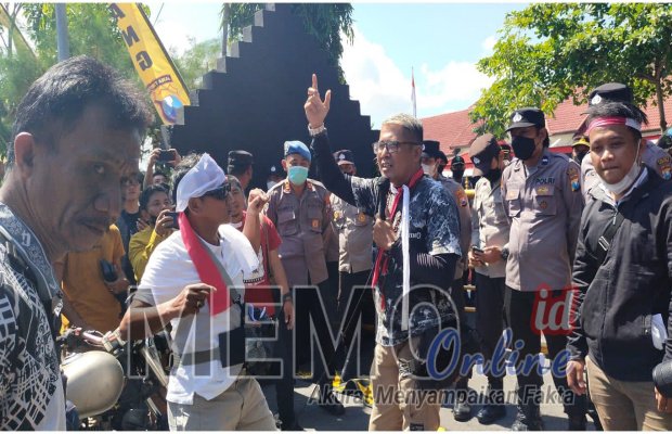 Foto: Abdul Aziz kaos putih saat aksi didepan Mapolres Sampang