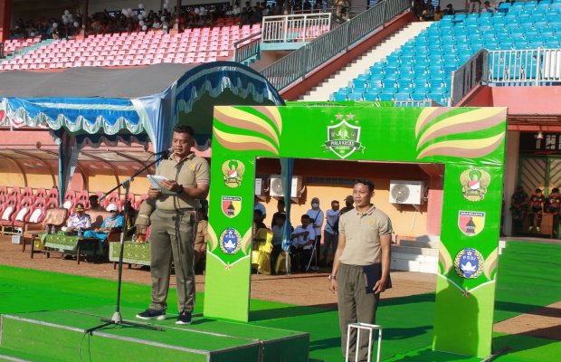 Foto : Dandim 0826 saat memimpin upacara pembukaan Liga Santri 2022 di Stadion Pamelingan.