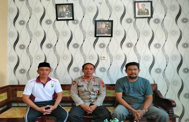 Foto : Kapolsek Pademawu (tengah) bersama Wakapolsek (pakai peci) didampingi anggotanya, di Kantor Polsek Pademawu, Jalan Raya Bunder, Pademawu, Pamekasan.