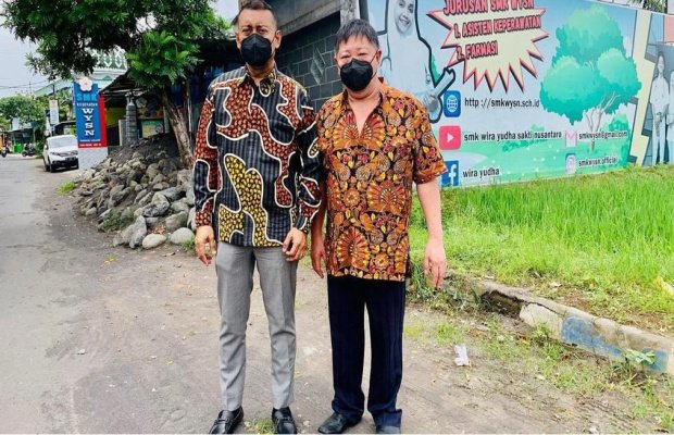 Foto : Teguh Budi Darmawan ( celana warna hitam ), bersama kuasa hukumnya John Richard Latuihamallo, S.H, M.H,