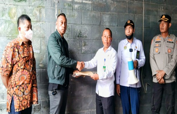 Foto : Penyerahan secara simbolis kepada Teguh Budi Darmawan melalui kuasa hukumnya John Richard Latuihamallo, S.H, M.H