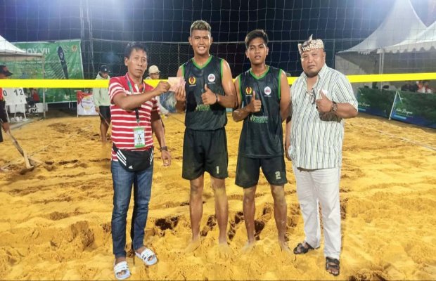 Foto : Ketua Koni Pamekasan bersama Kadisporapar Mendukung langsung tim voli pantai di porprov jatim 2022.