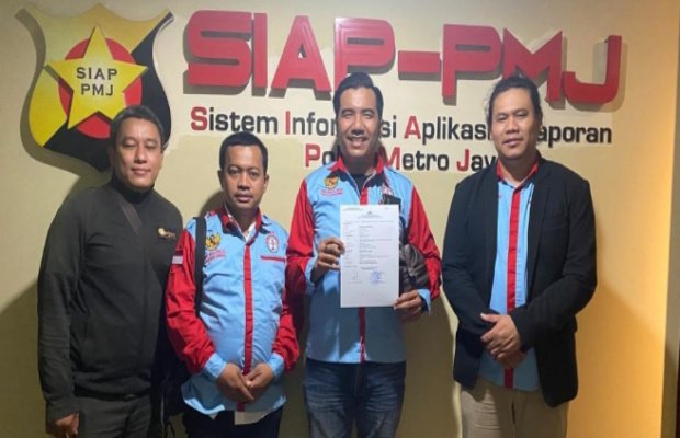 Foto: Ketua Umum DPP SKPPHI Ryanto Sirait, SH, MH menunjukkan bukti telah melaporkan Holywings